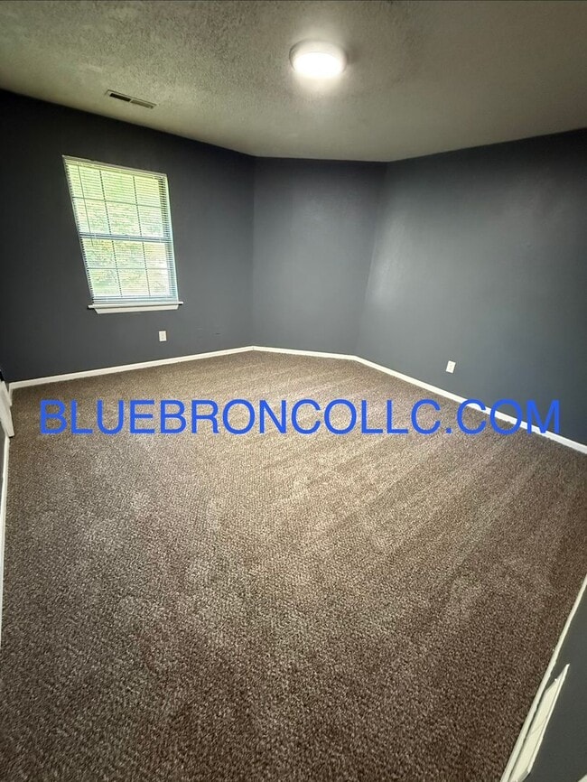 Building Photo - Spacious 3 bedroom unit with NEW Flooring and fresh paint