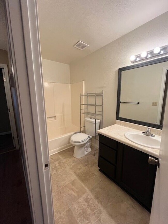 Building Photo - 5725 Sage Dr