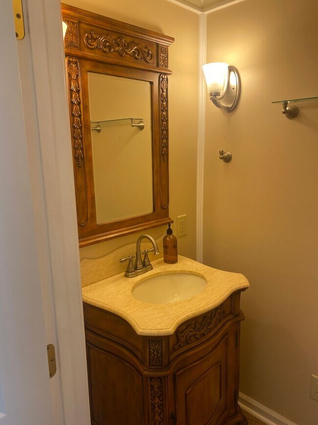 Building Photo - Move in Incentive!