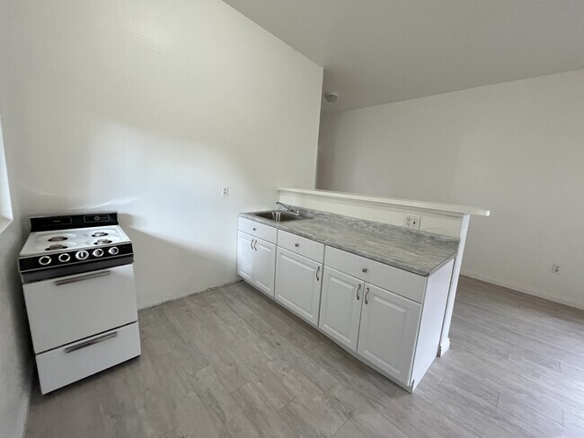 Building Photo - 224 B St