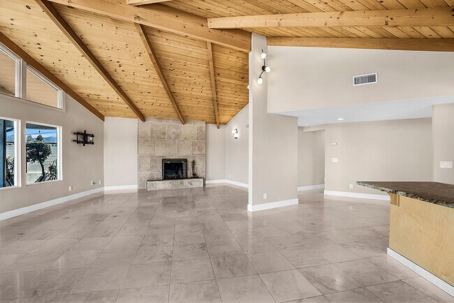 Building Photo - Luxury View Home On Canyon Rim