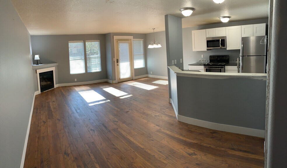 Primary Photo - 748 NE Oak Place