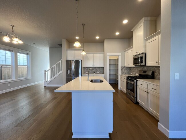 Building Photo - 3-Bedroom Home in Reed’s Crossing with Luxurious Primary Suite & Open Floor Plan, Fireplace, Wash...