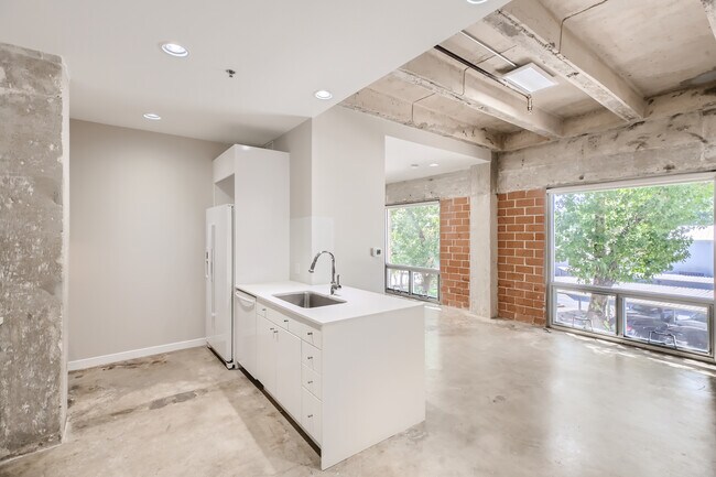 Building Photo - 1115 S Alamo St