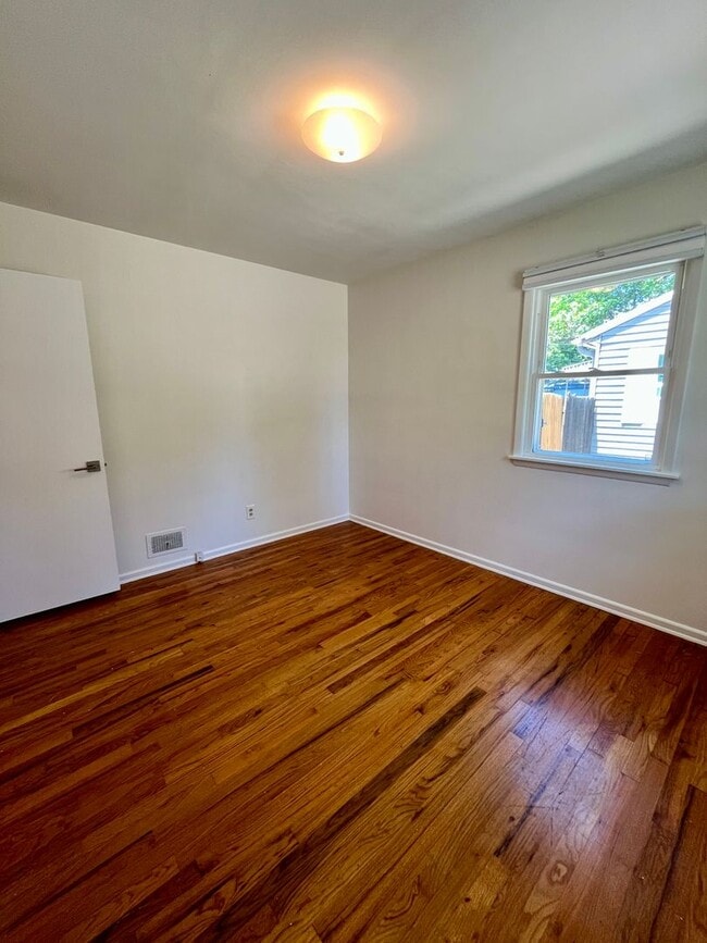 Building Photo - Charming 3-Bedroom Home with Spacious Layo...