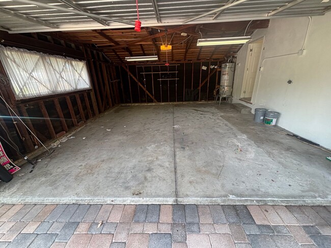Building Photo - Single-Story 3-Bedroom Home with Covered P...