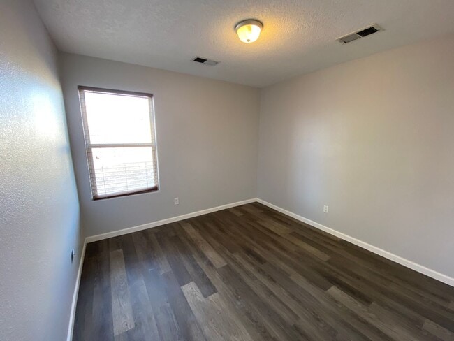 Building Photo - SW 4 Bedroom 3 Bath 2 Car Garage 1989SF
