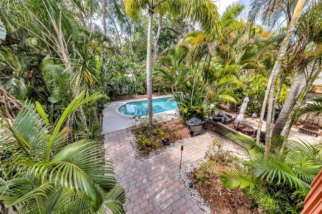 Building Photo - 307 SW 11th Ct