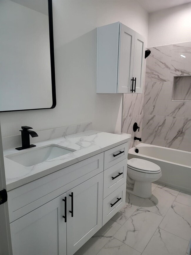 Building Photo - 4618 Davenport St