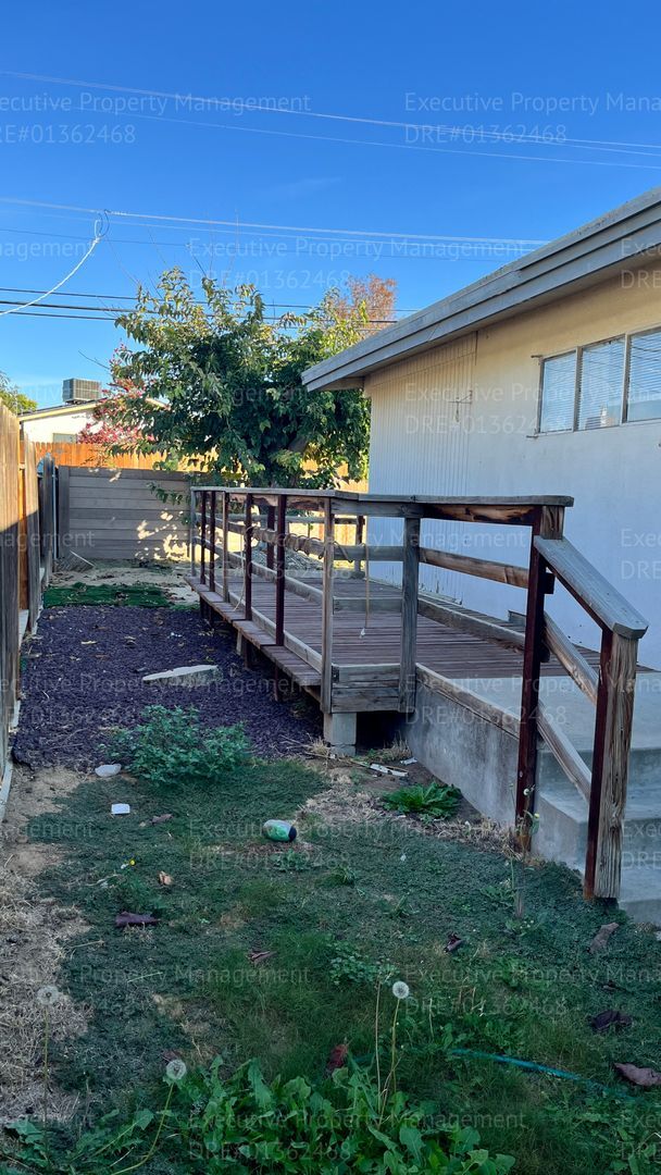 Building Photo - 3 bedroom/ 1.5 bathroom home with a detach...