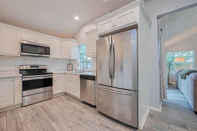 Building Photo - 8711 Pines Pl Dr