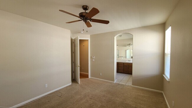 Building Photo - Single Story Sommerset Home!