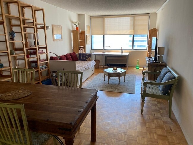 Building Photo - 45 River Dr S