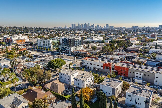 Building Photo - 1121 N Berendo St