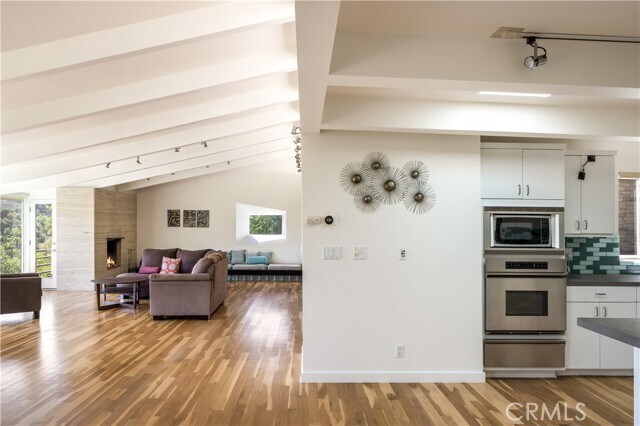 Building Photo - 2870 Benedict Canyon Drive