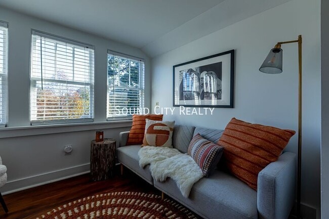 Building Photo - 310 S 7th St