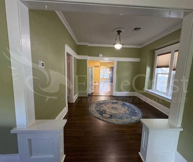 Building Photo - Three Bedroom, Two Bathroom House Near Sha...