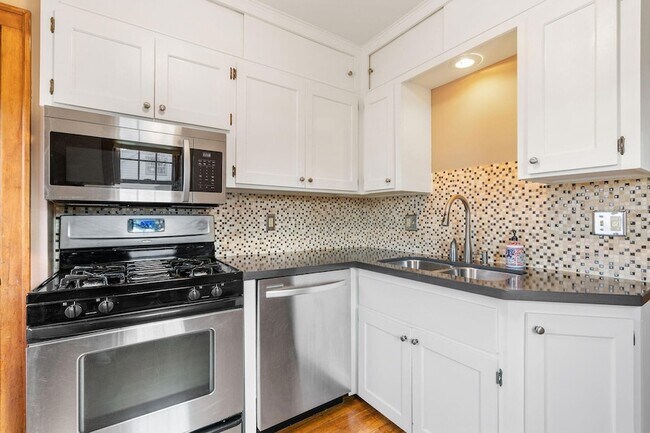 Building Photo - 2300 NE McKinley St