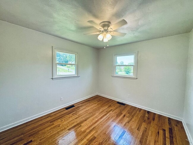 Building Photo - Welcome home nice brick ranch!