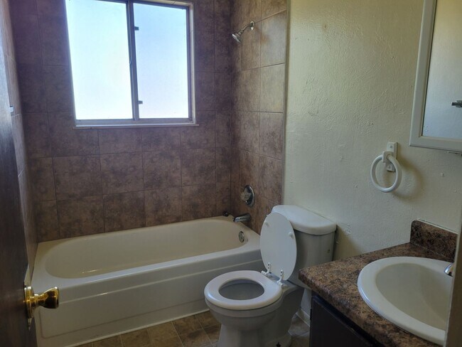 Building Photo - 4 Bed Home Available Now!