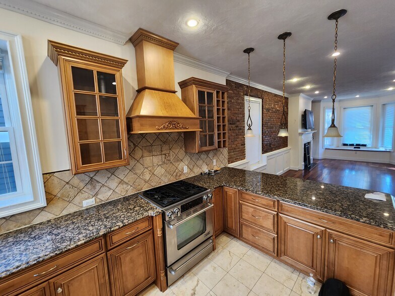 Building Photo - 566 E 5th St