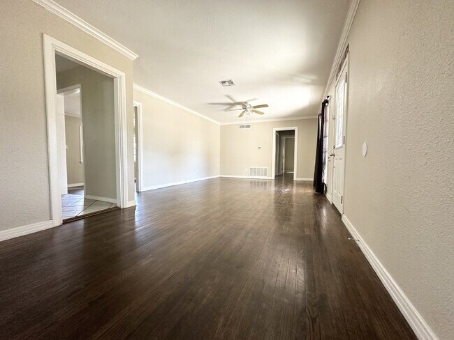 Building Photo - Spacious Home in Tech Terrace