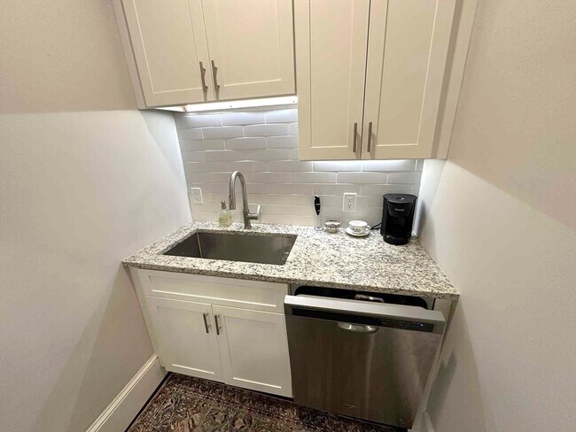 Building Photo - 112 Pinckney St