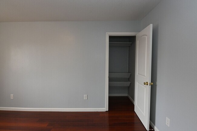 Building Photo - 930 Alexis Ct