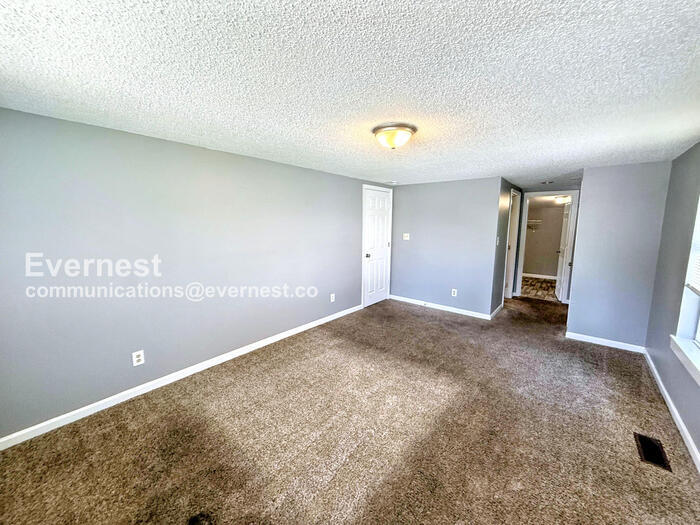 Building Photo - 2907 Lakeside Dr