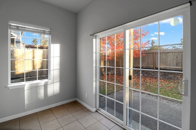 Building Photo - 3 Bed 2.5 Bath - Fireside - RV/Boat Parking - Fort Nugent Park