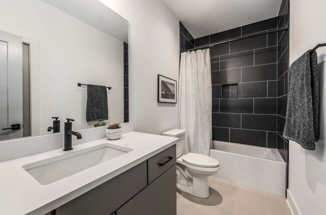 Building Photo - Prestine & Partially Furnished North Nashv...
