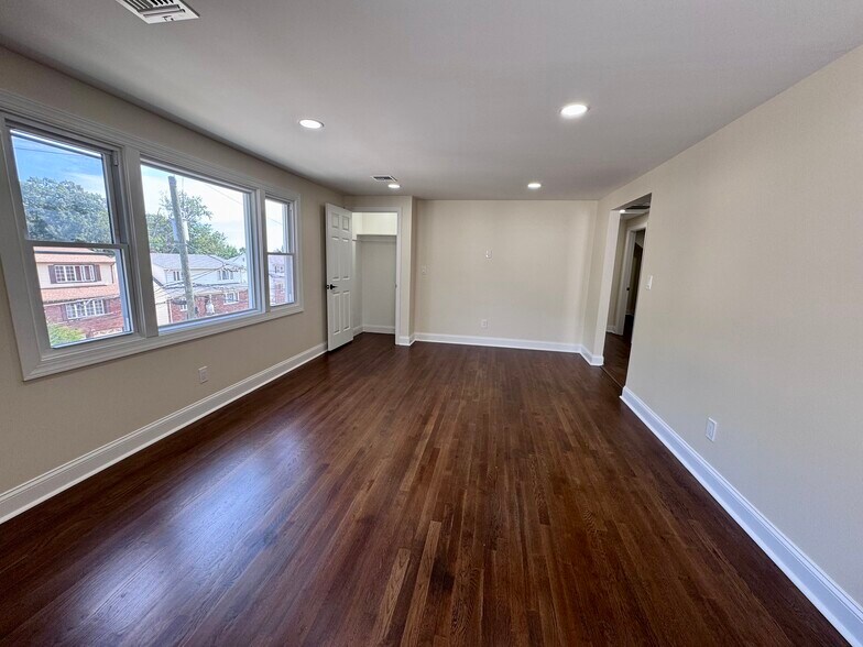 Bright and Spacious - 47 Sherwood Ave