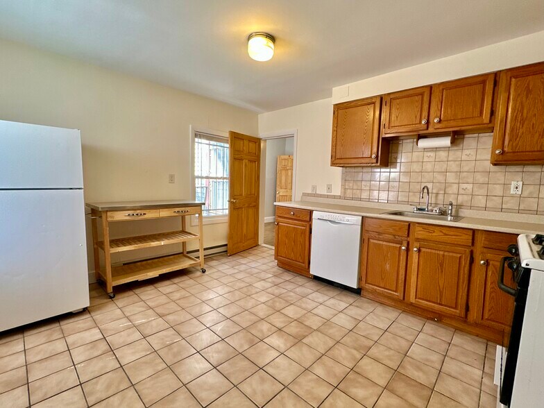 Building Photo - 386 Centre St