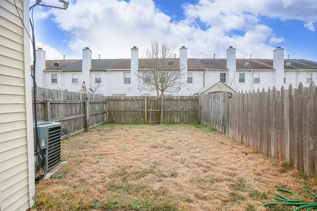 Building Photo - Charming Townhouse in Virginia Beach