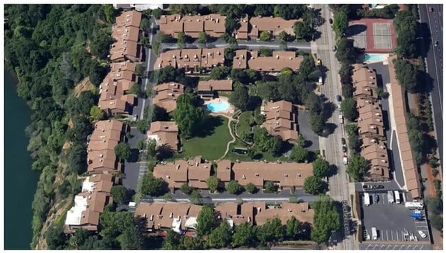 Building Photo - Condo in The Bluffs - Community Pool and Spa