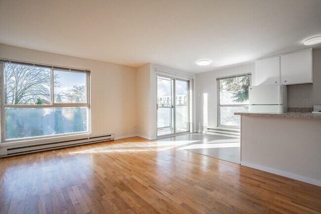 Building Photo - 615 Summit Apartments