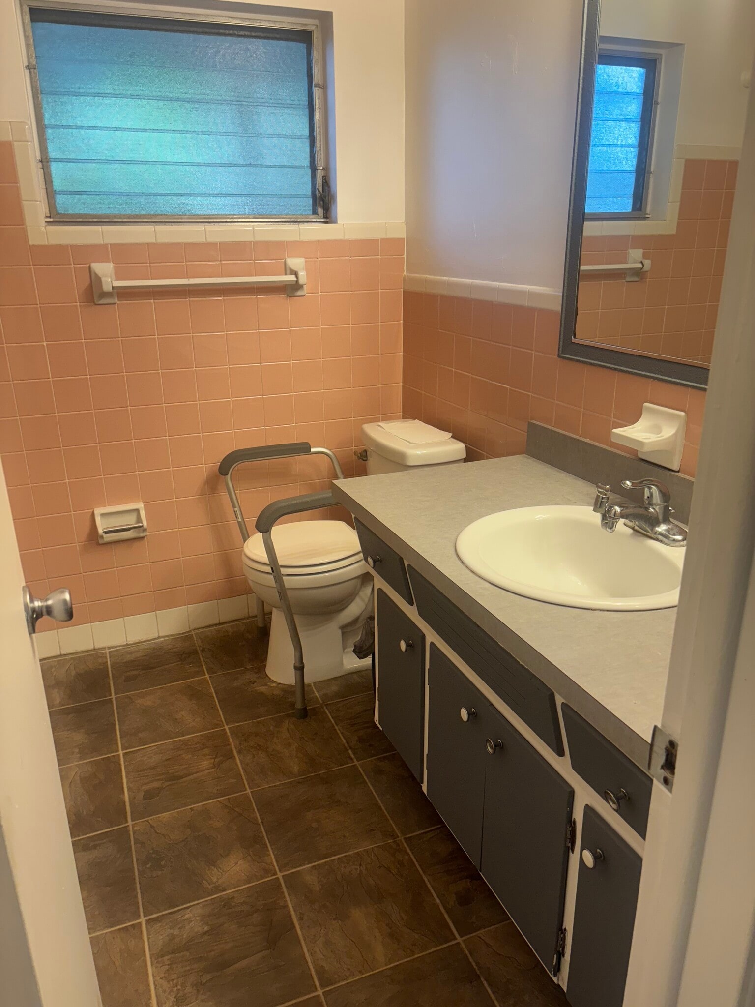Bathroom (Tub & Shower) - 10216 62nd Ter