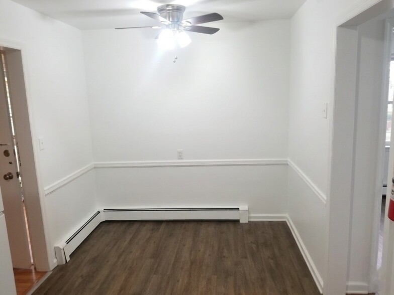 Eat In Kitchen - 17 Old Allamuchy Rd