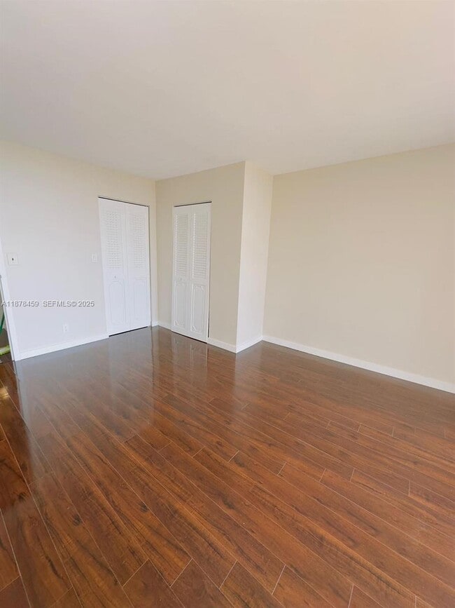 Building Photo - 800 Parkview Dr