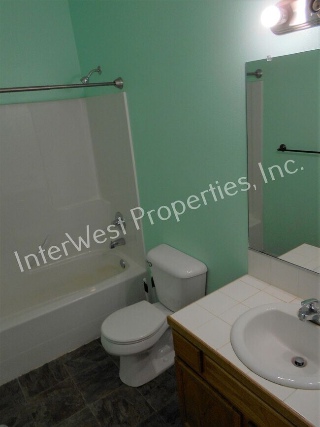 Building Photo - West Salem Beauty!!! 3bd 2ba home with fireplace, high ceilings, 2 car garage and a fenced yard!