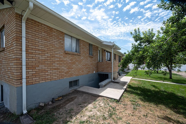 Building Photo - 11044 S Temple Dr