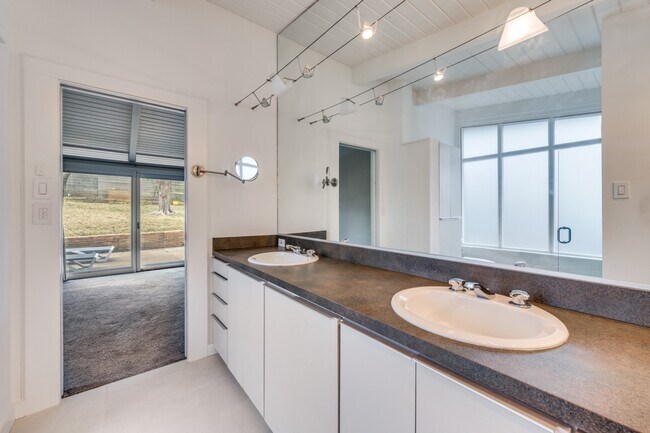 Building Photo - 524 N Manus Dr