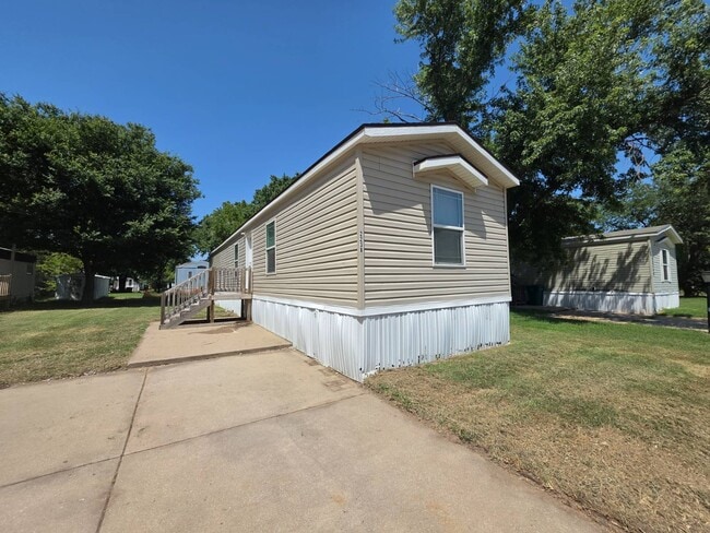 Building Photo - 2238 E Maywood St