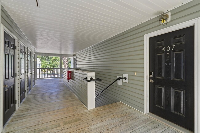 Building Photo - 407 S Elgin Ct