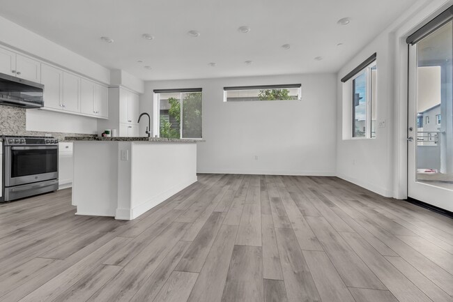 Building Photo - 1879 Union St