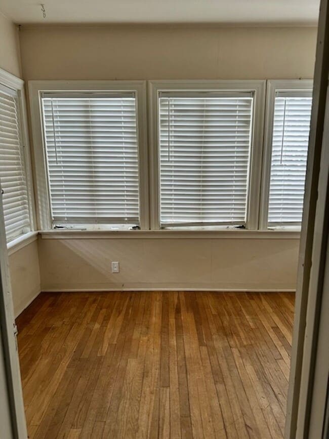 Building Photo - Darling 2 bedroom 1 bath with bonus room