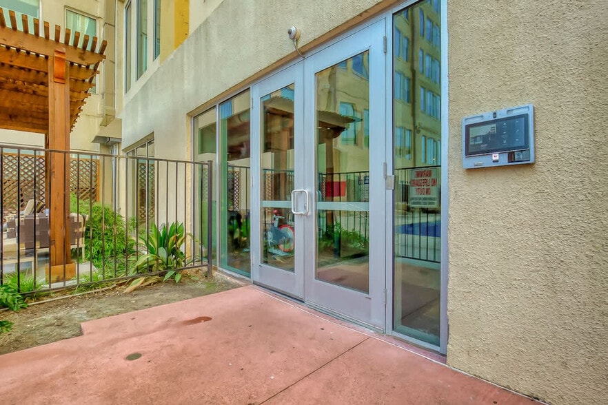 Building Photo - 500 S Ervay St