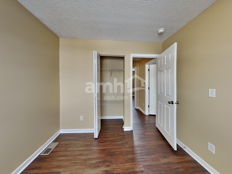 Building Photo - 372 Thompson St