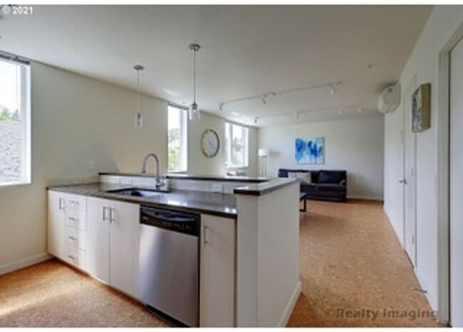 Building Photo - First Floor Front Facing Vibrant Stylish O...