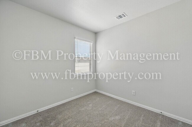 Building Photo - 2121 Luna Dr